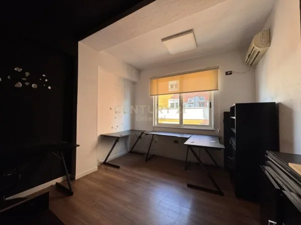 Tirane, jepet me qera zyre Kati 6, 110 m² 1.400 € (Bllok)