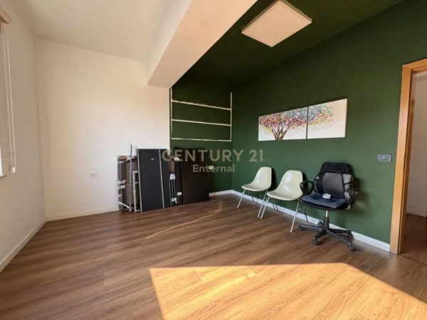Tirane, jepet me qera zyre Kati 6, 110 m² 1.400 € (Bllok)