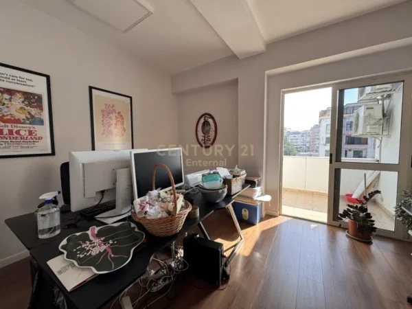 Tirane, jepet me qera zyre Kati 6, 110 m² 1.400 € (Bllok)