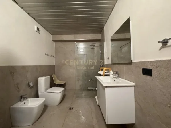 Tirane, jepet me qera zyre Kati 6, 110 m² 1.400 € (Bllok)