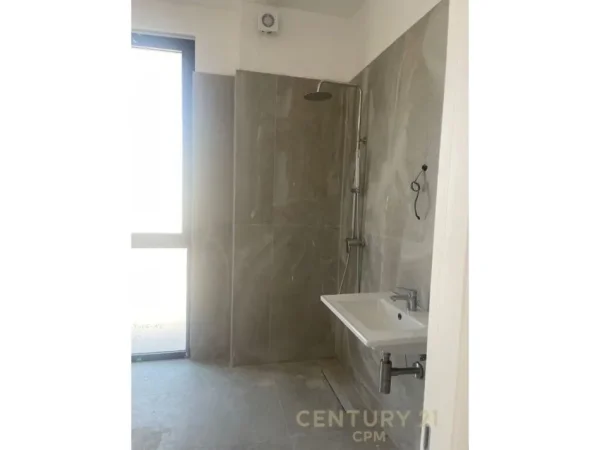 Tirane, jepet me qera zyre Kati 6, 94 m² 1.300 € (Altana ,Rruga e Kosovareve)
