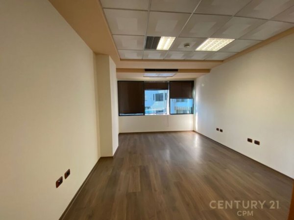 Tirane, jepet me qera zyre Kati 5, 104 m² 1.900 € (Kullat Binjale)