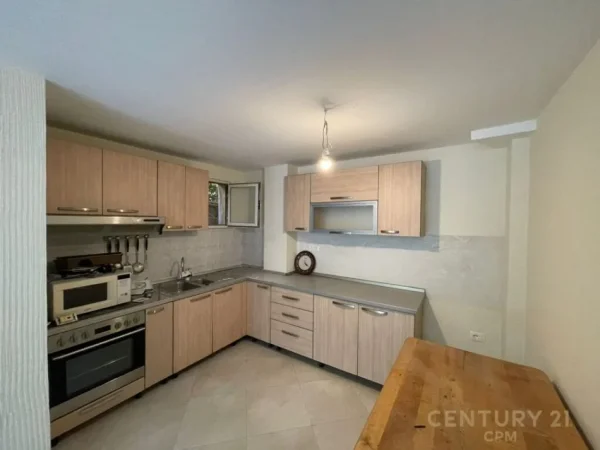 Tirane, jepet me qera zyre Kati 0, 189 m² 700 € (Rruga e Elbasanit)