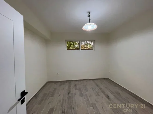 Tirane, jepet me qera zyre Kati 0, 189 m² 700 € (Rruga e Elbasanit)