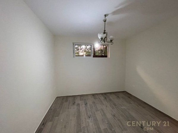 Tirane, jepet me qera zyre Kati 0, 189 m² 700 € (Rruga e Elbasanit)