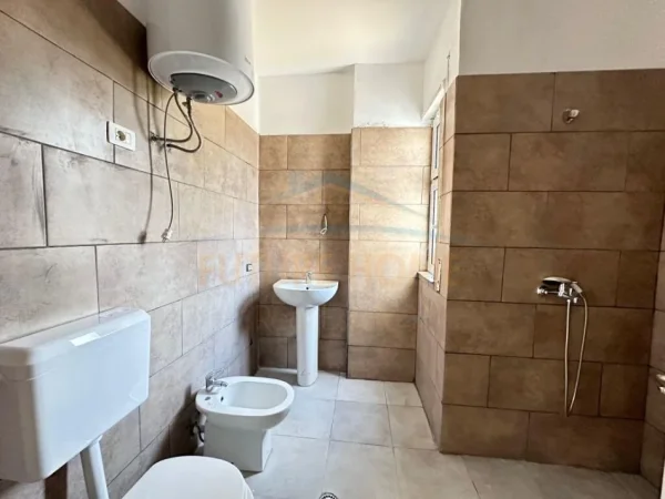 Durres, shitet apartament 2+1+Ballkon Kati 2, 100 m² 85.000 € (Stadiumi Niko Dovana, Durres)