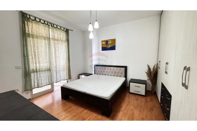 Tirane, jepet me qera apartament 2+1 Kati 4, 70 m² 550 € (Pazari i ri)