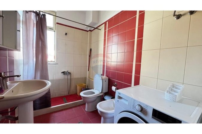 Tirane, jepet me qera apartament 2+1 Kati 4, 70 m² 550 € (Pazari i ri)