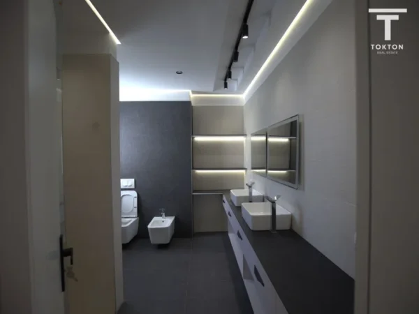 Tirane, jepet me qera Vile , 1.400 m² 5.000 € 
