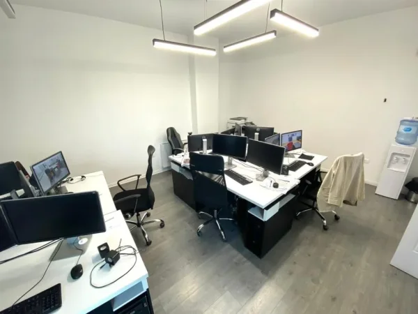 Tirane, jepet me qera zyre Kati 2, 133 m² 1.000 € (Kompleksi Square 21)