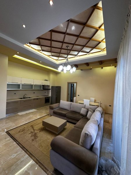 Tirane, jepet me qera apartament 2+1+Ballkon Kati 2, 110 m² 1.000 € (pazari i ri)