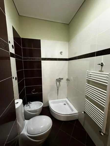 Tirane, jepet me qera apartament 2+1+Ballkon Kati 2, 110 m² 1.000 € (pazari i ri)