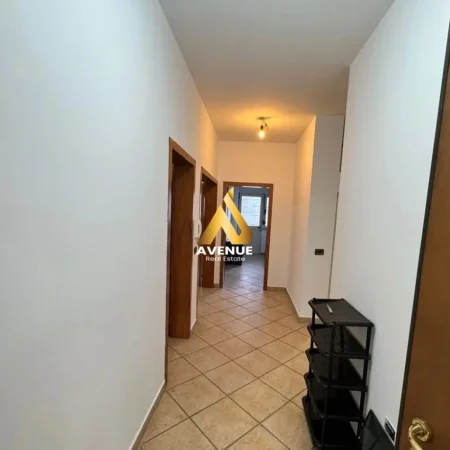 Tirane, jepet me qera apartament 2+1+Ballkon Kati 2, 90 m² 500 € (21 dhjetori)