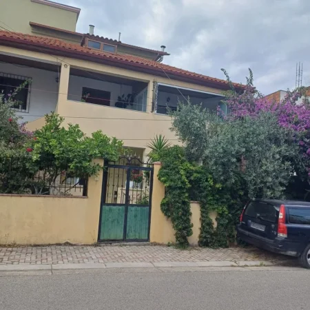 !DHENE!Durres, jepet me qera Vile 1+1 Kati 1, 350 €
