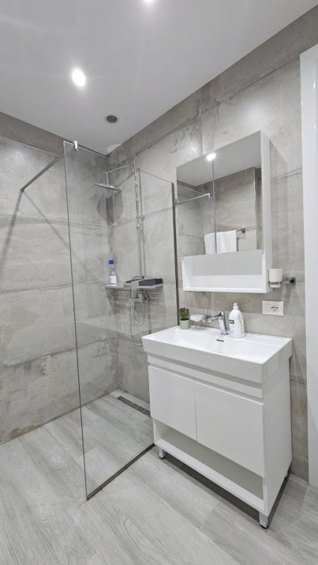 Tirane, shitet 2+1+Ballkon Kati 1, 112 m² 250.000 € (Rruga e barrikadave)