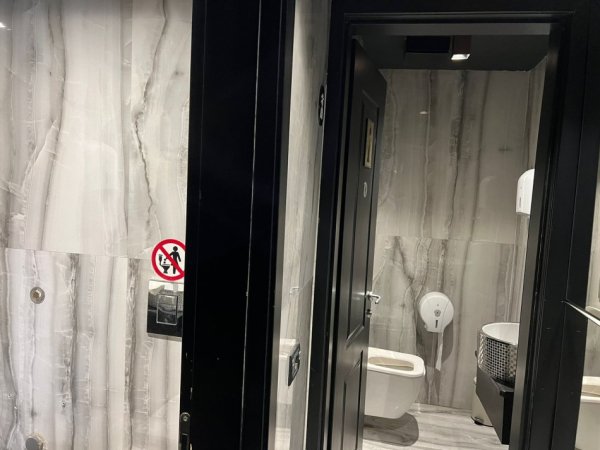 Tirane, shitet ambjent biznesi Kati 0, 112 m² 250.000 € (Rruga Irfan Tomini)
