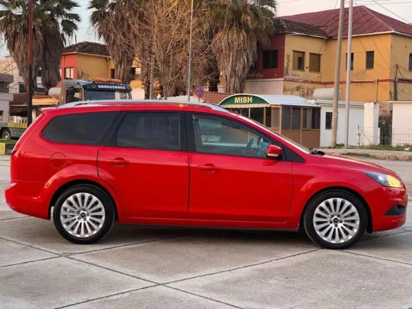 Tirane, shitet makine Ford Focus Nafte, e kuqe manuale,  3700€