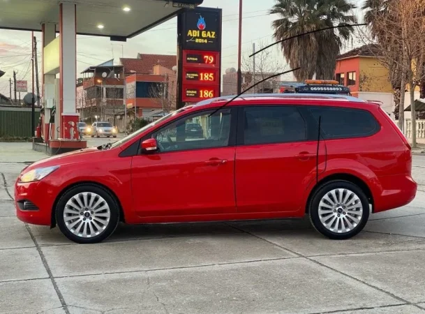 Tirane, shitet makine Ford Focus Nafte, e kuqe manuale,  3700€
