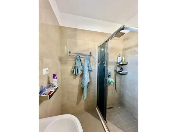 Tirane, jepet me qera apartament 2+1 Kati 2, 100 m² 550 € 