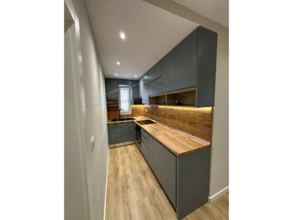 Tirane, jepet me qera apartament 1+1 Kati 5, 44 m² 1.000 € (BLLOK)
