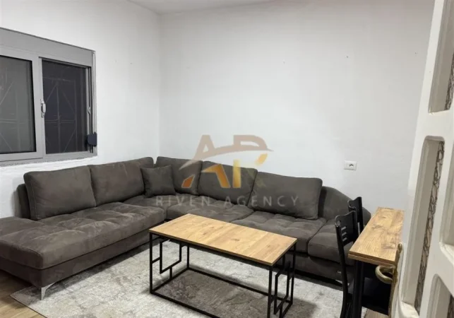 Tirane, jepet me qera shtepi 1+1 Kati 1, 65 m² 400 € (Rruga Gavril Pepo)