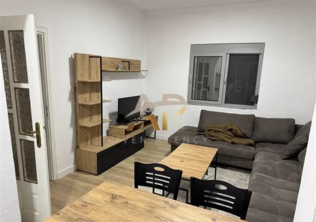 Tirane, jepet me qera shtepi 1+1 Kati 1, 65 m² 400 € (Rruga Gavril Pepo)
