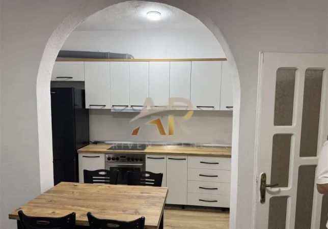 Tirane, jepet me qera shtepi 1+1 Kati 1, 65 m² 400 € (Rruga Gavril Pepo)