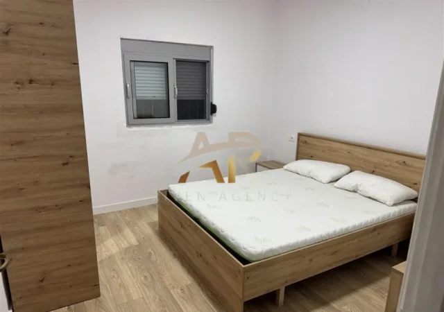 Tirane, jepet me qera shtepi 1+1 Kati 1, 65 m² 400 € (Rruga Gavril Pepo)