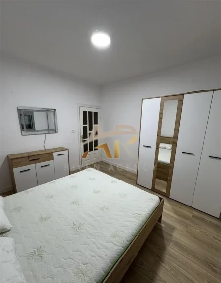 Tirane, jepet me qera shtepi 1+1 Kati 1, 65 m² 400 € (Rruga Gavril Pepo)