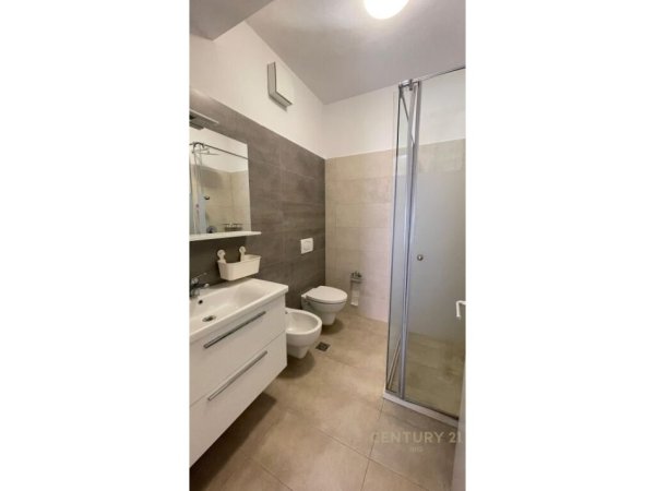 Tirane, jap me qera apartament 2+1+2+Ballkon , 120 m² 1.100 € (Rruga e Kavajes, Kompleksi Delijorgji)