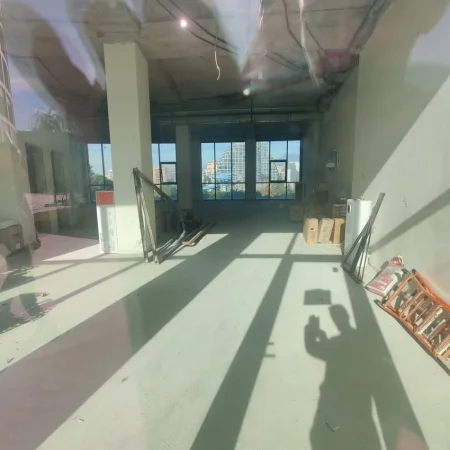 Tirane, jepet me qera ambjent biznesi Kati 0, 184 m² 4.000 € (REZIDENCA LAKE VIEW)