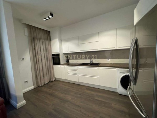 Tirane, shes apartament 2+1+2+POST PARKIMI+Ballkon , 129 m² 450.000 € (Kompleksi Delijorgji, Rruga e Kavajës)