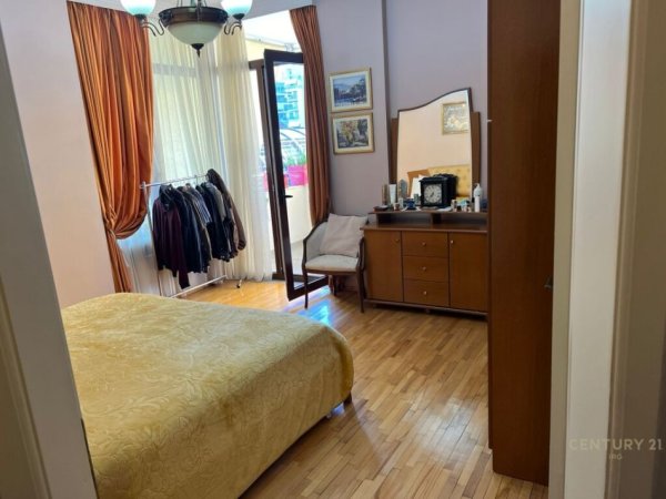Tirane, jap me qera apartament 3+1+2 , 160 m² 1.650 € (Rruga e Kosovarëve)