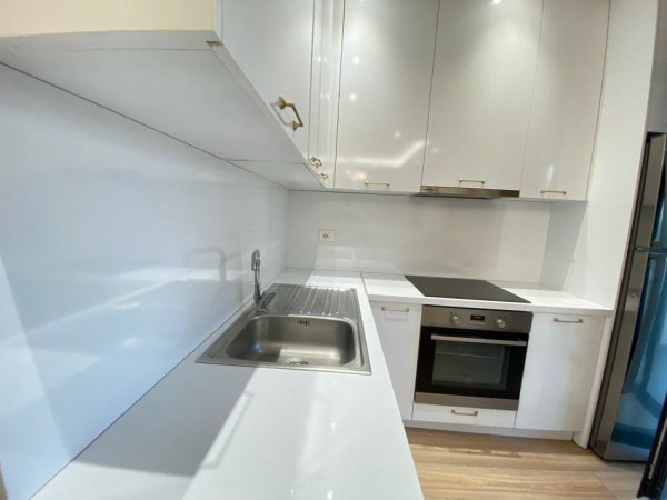 Tirane, jepet me qera apartament 1+1+Ballkon Kati 3, 67 m² 750 € (Liqeni i Thate)