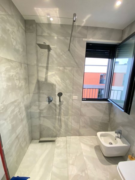 Tirane, jepet me qera apartament 1+1+Ballkon Kati 3, 67 m² 750 € (Liqeni i Thate)