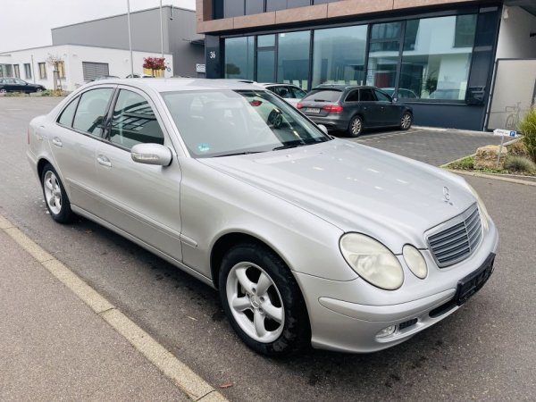 Tirane, shes makine Mercedes Benz E 220 CDI Automat 158.000 km Nafte, gri metalizato automatik 158.200 km 4.800 €