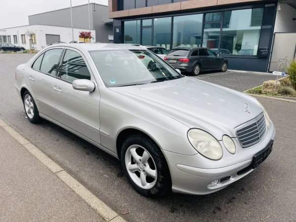 Tirane, shes makine Mercedes Benz E 220 CDI Automat 158.000 km Nafte, gri metalizato automatik 158.200 km 4.800 €