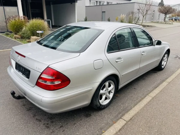 Tirane, shes makine Mercedes Benz E 220 CDI Automat 158.000 km Nafte, gri metalizato automatik 158.200 km 4.800 €