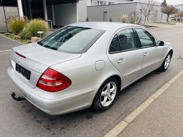 Tirane, shes makine Mercedes Benz E 220 CDI Automat 158.000 km Nafte, gri metalizato automatik 158.200 km 4.800 €