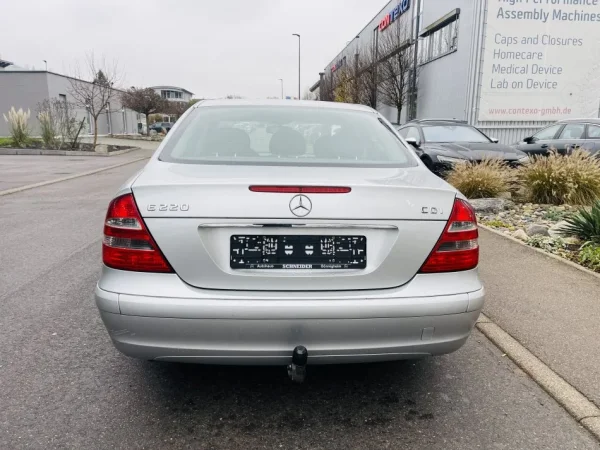 Tirane, shes makine Mercedes Benz E 220 CDI Automat 158.000 km Nafte, gri metalizato automatik 158.200 km 4.800 €
