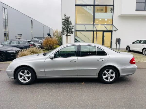 Tirane, shes makine Mercedes Benz E 220 CDI Automat 158.000 km Nafte, gri metalizato automatik 158.200 km 4.800 €