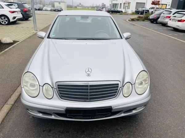 Tirane, shes makine Mercedes Benz E 220 CDI Automat 158.000 km Nafte, gri metalizato automatik 158.200 km 4.800 €