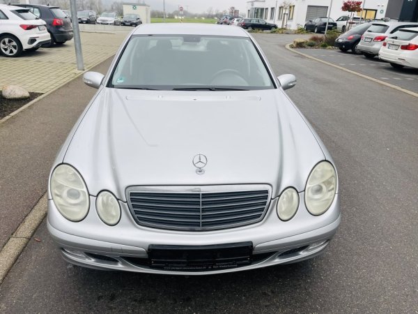 Tirane, shes makine Mercedes Benz E 220 CDI Automat 158.000 km Nafte, gri metalizato automatik 158.200 km 4.800 €