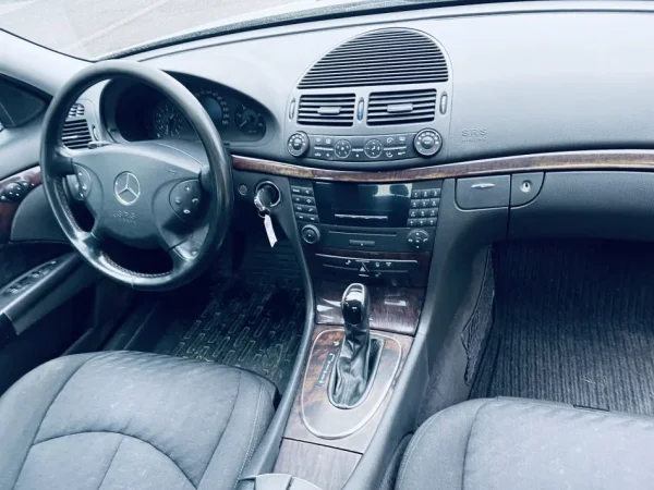 Tirane, shes makine Mercedes Benz E 220 CDI Automat 158.000 km Nafte, gri metalizato automatik 158.200 km 4.800 €