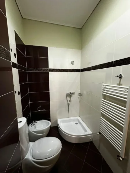 JEPET ME QERA APARTAMENT MODERN PRANE PAZARIT TE RI -RRUGA HOXHA TAHSIM