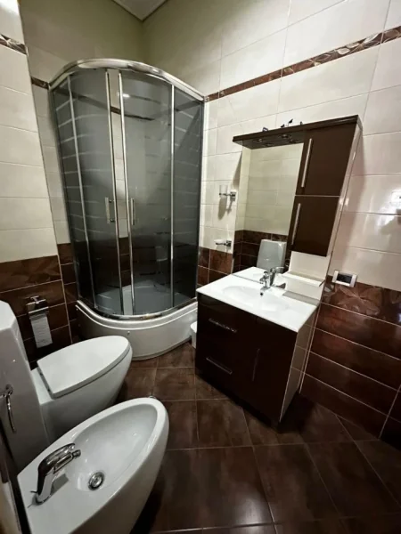 JEPET ME QERA APARTAMENT MODERN PRANE PAZARIT TE RI -RRUGA HOXHA TAHSIM