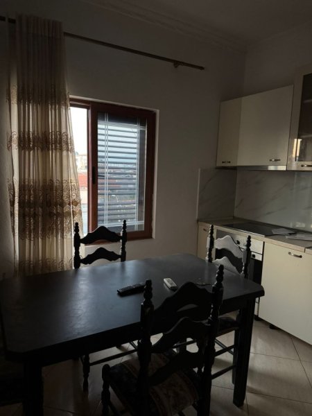 Tirane, jepet me qera apartament 2+1+Ballkon Kati 4, 100 m² 450 € (don bosko . prane xhamise)