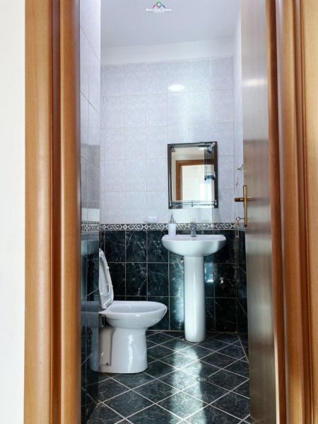 Tirane, jepet me qera apartament 2+1 Kati 8, 94 m² 600 € (stacioni i trenit)