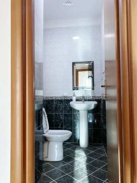 Tirane, jepet me qera apartament 2+1 Kati 8, 94 m² 600 € (stacioni i trenit)