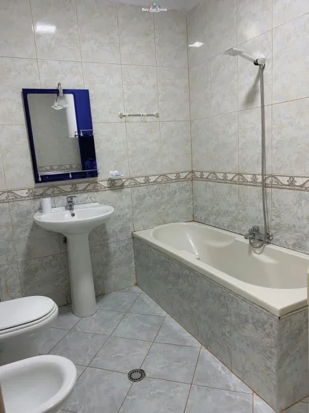Tirane, jepet me qera apartament 2+1 Kati 8, 94 m² 600 € (stacioni i trenit)